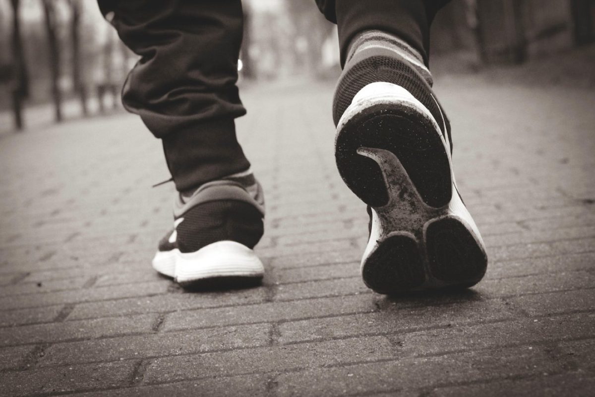 Minimalistes vs coussinées : comparatif pour marcher chaque jour