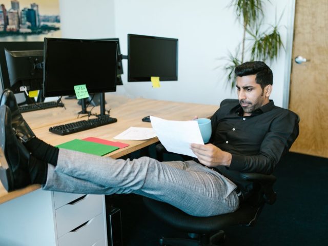 Exercices quotidiens au bureau pour corriger la posture