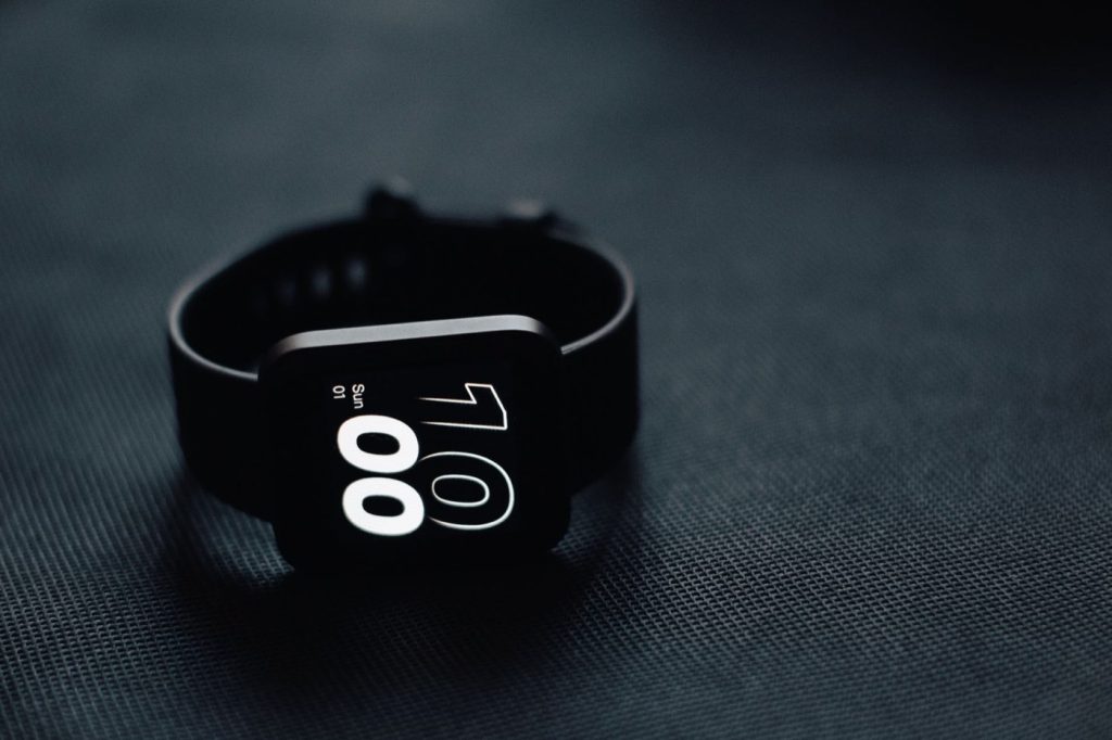 Fitbit ou Garmin : suivre activité et chutes chez seniors