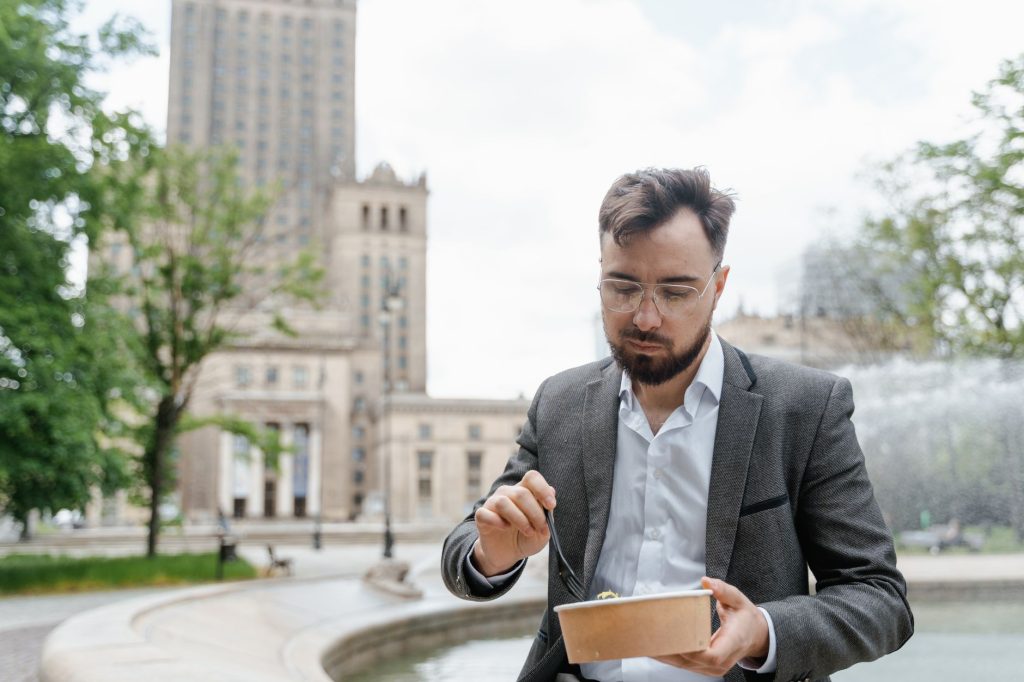 Exercices courts pour la pause déjeuner en ville
