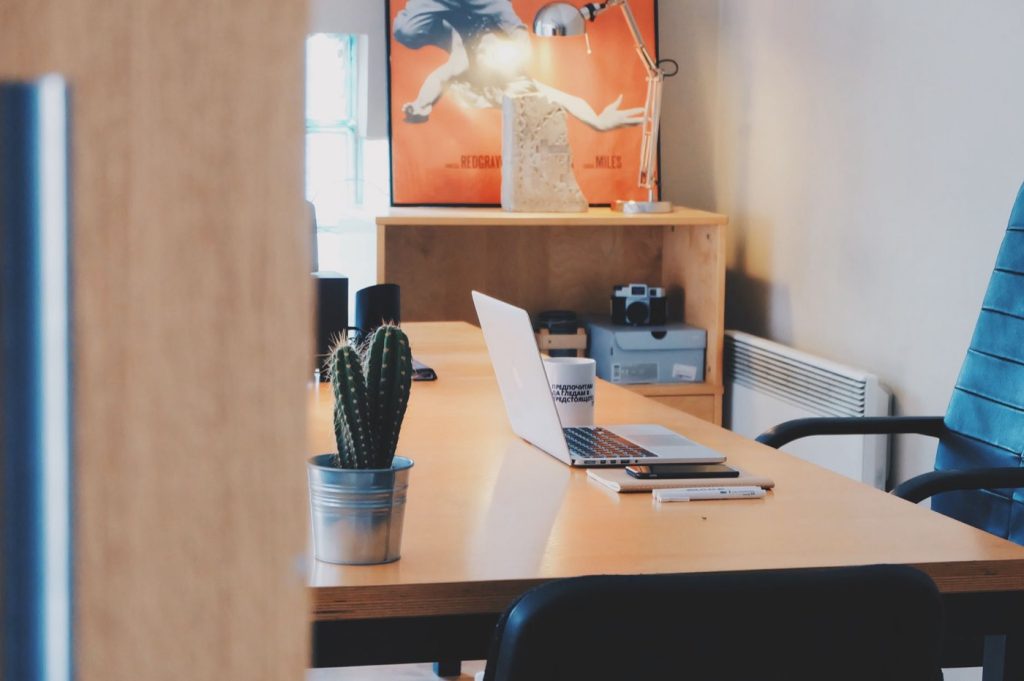 Routine de 5 minutes pour corriger la posture au bureau