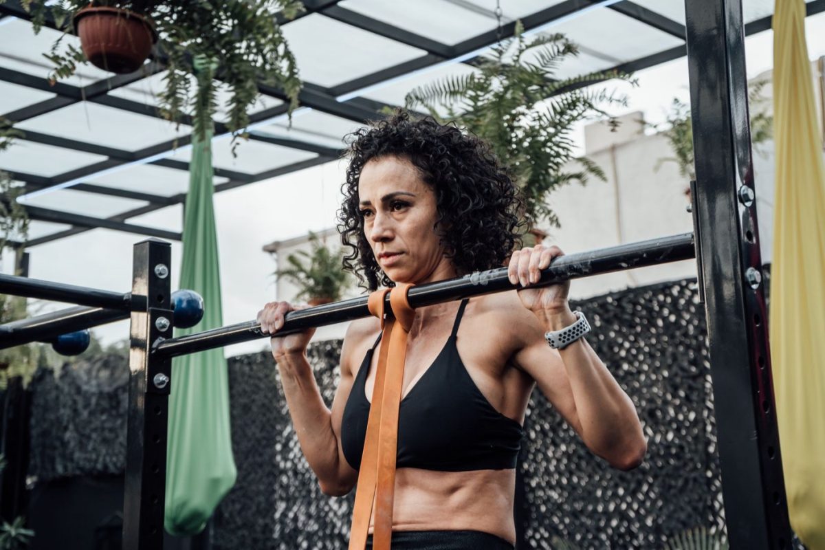 TRX ou Theraband : que choisir pour le haut du corps sans salle