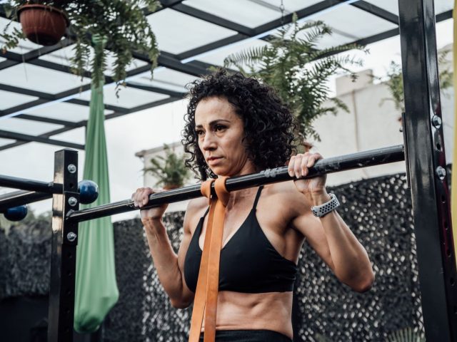 TRX ou Theraband : que choisir pour le haut du corps sans salle